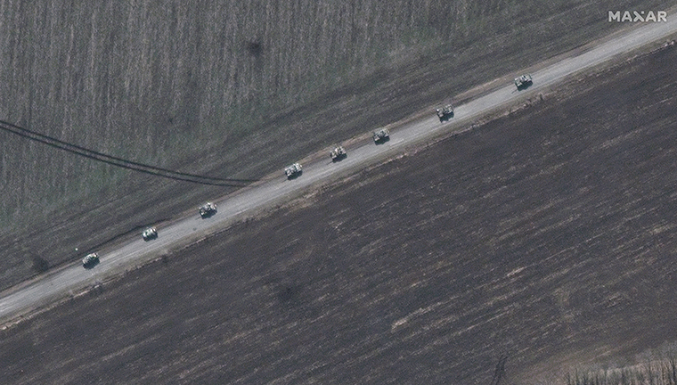 Ein Konvoi von Panzern, die nach Norden in Richtung Izyum fahren. 