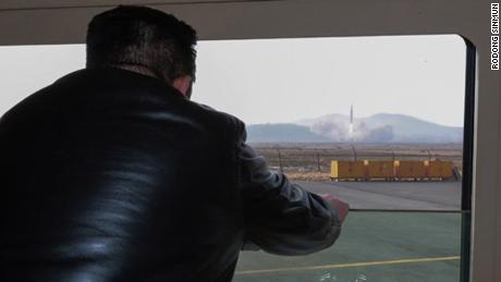 Kim Jong Un wird auf einem von staatlichen Medien veröffentlichten Foto gezeigt, wie er einen Raketenstart beobachtet.