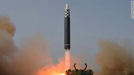 Ein Bild des Hwasong-17-Starts am Donnerstag, wie es in den nordkoreanischen Staatsmedien veröffentlicht wurde.