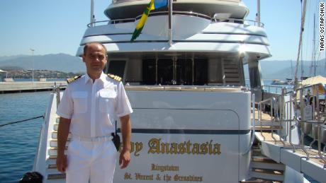 Bevor er aus Protest gegen den russischen Krieg gegen die Ukraine versuchte, die Lady Anastasia zu versenken, diente Taras Ostapchuk ein Jahrzehnt lang als Chefingenieur der Yacht.  Dieses Foto von 2013 wurde auf Korsika im Mittelmeer aufgenommen.