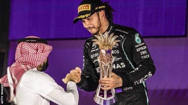 Lewis Hamilton nach dem Sieg beim Großen Preis von Saudi-Arabien im Jahr 2021