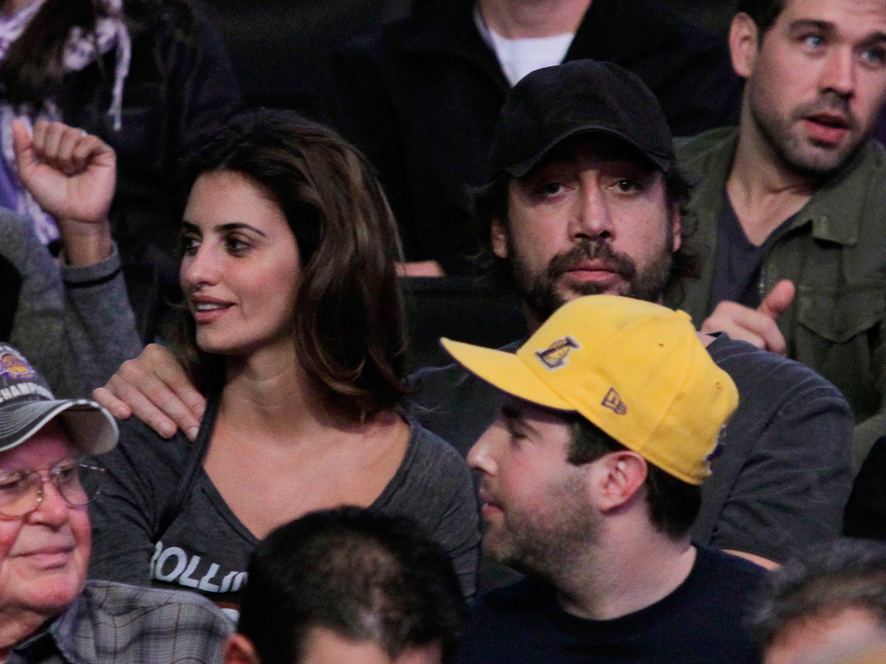 Penelope Cruz und Javier Bardem besuchen 2010 ein Spiel der Lakers