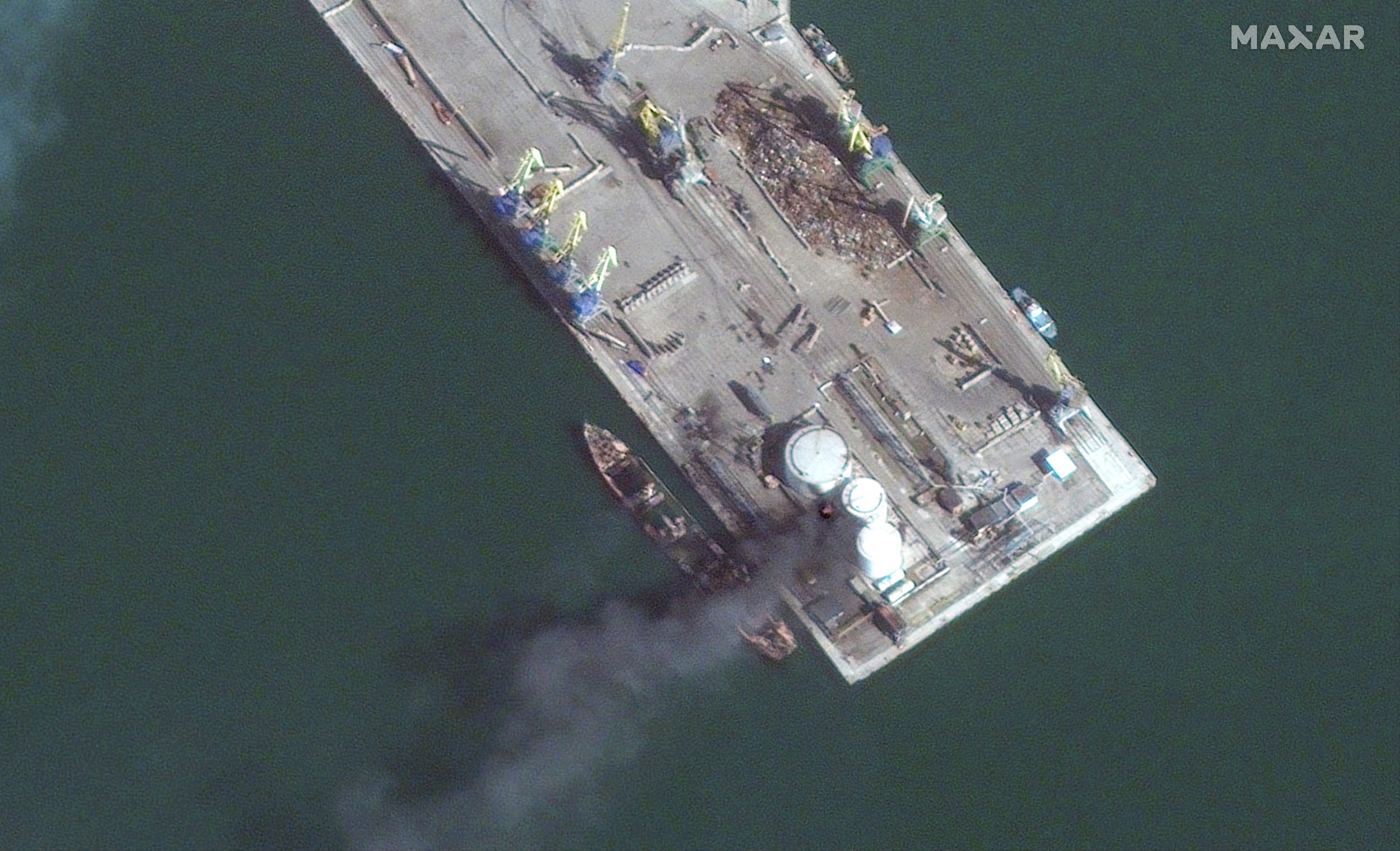 Satellitenbilder zeigen ein brennendes russisches Amphibienkriegsschiff im Hafen von Berdjansk, nachdem es in Match 24 von ukrainischen Streitkräften angegriffen wurde.