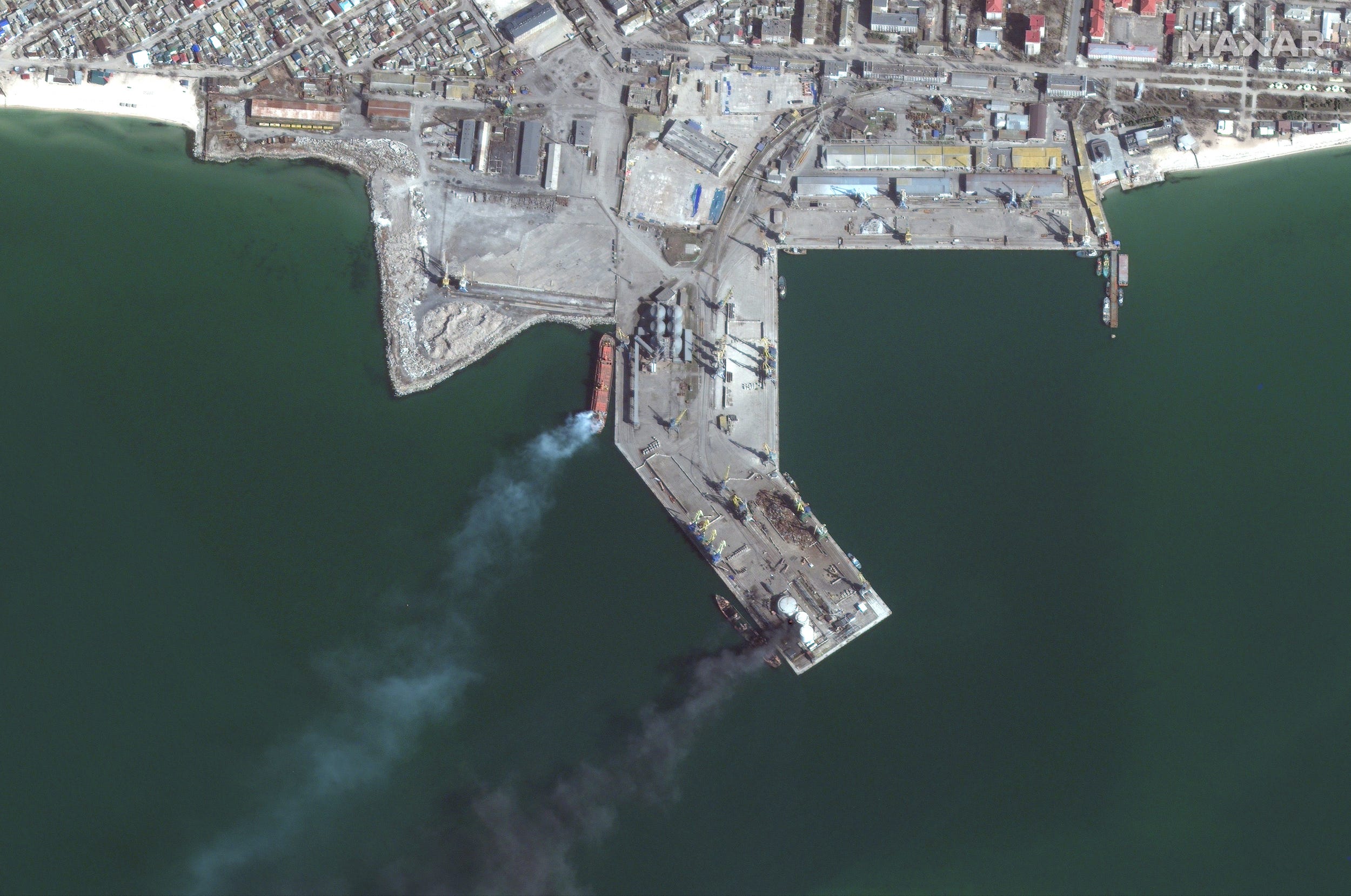 Satellitenbilder zeigen ein brennendes russisches Amphibienkriegsschiff im Hafen von Berdjansk (unten), nachdem es in Match 24 von ukrainischen Streitkräften angegriffen wurde.