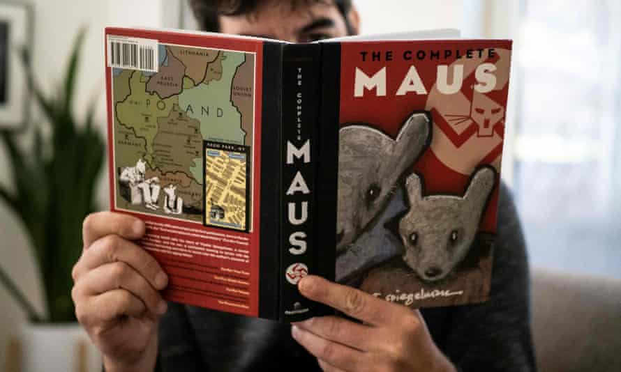Art Spiegelmans mit dem Pulitzer-Preis ausgezeichnete Graphic Novel über den Holocaust, Maus, wurde von einer Schulbehörde in Tennessee verboten.