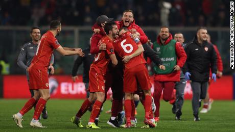 Spieler aus Nordmazedonien feiern den Sieg über Italien. 