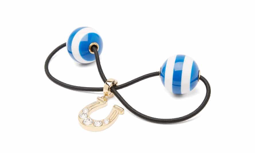 Miu Miu Haargummi mit blau gestreifter Perle aus dem Modetrend Matchesfashion Frühjahr Sommer 2022