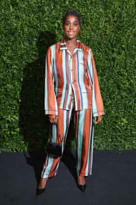 Lashana Lynch All-in Stripe bei der Pre-BAFTA-Party 2022 von Charles Finch und Chanel
