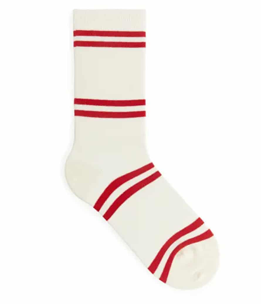Arket rot-weiß gestreifte Socken Frühling Sommer 2022 Modetrend
