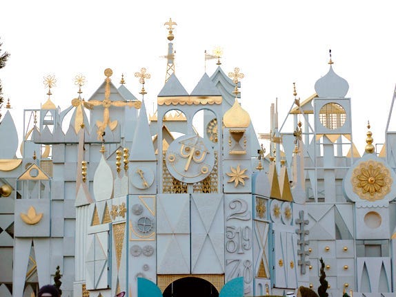 Außenaufnahme einer kleinen Welt in Disneyland