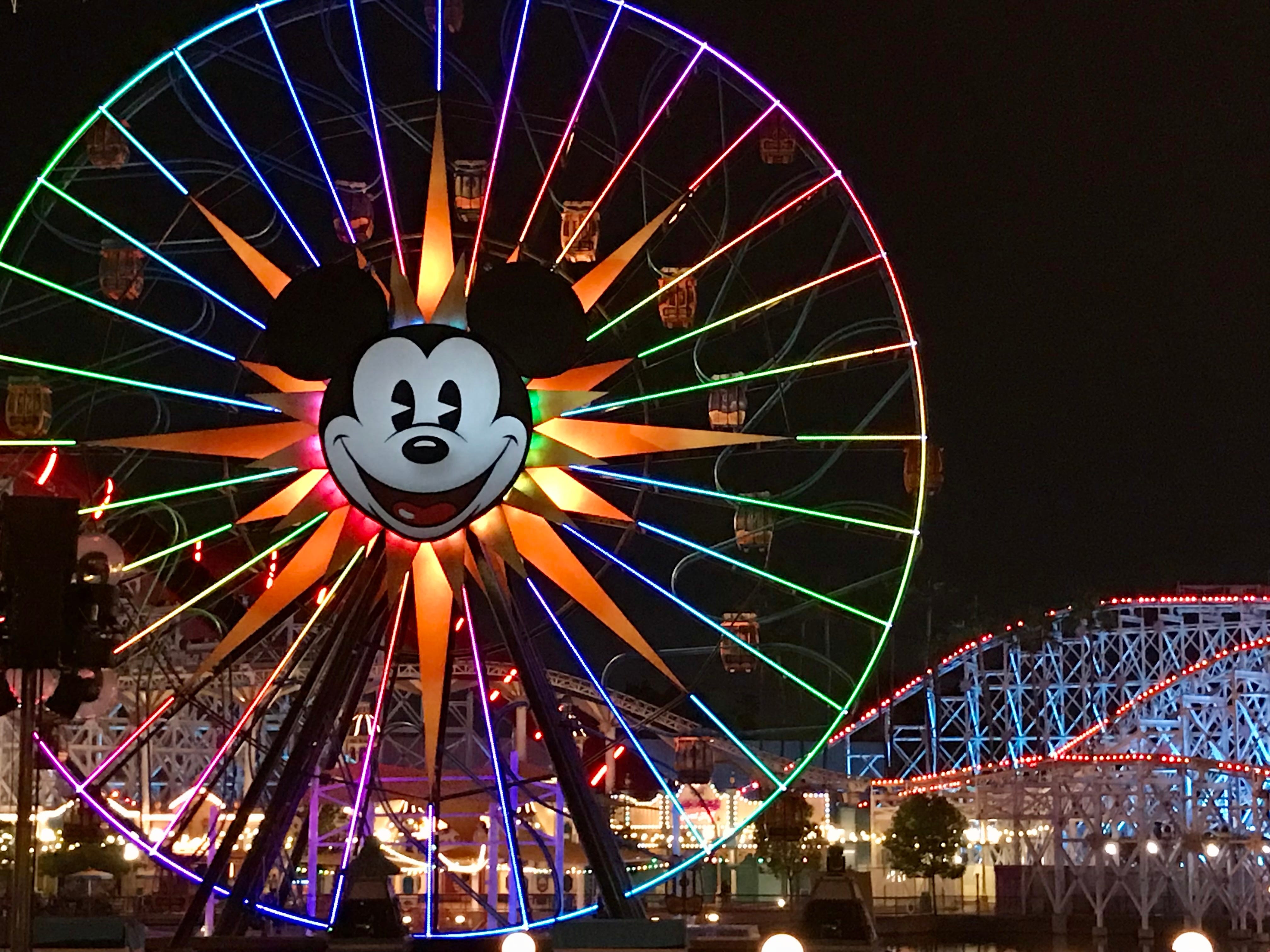Aufnahme des beleuchteten Mickey Wheel vor dem kalifornischen Abenteuerpark Disneyland