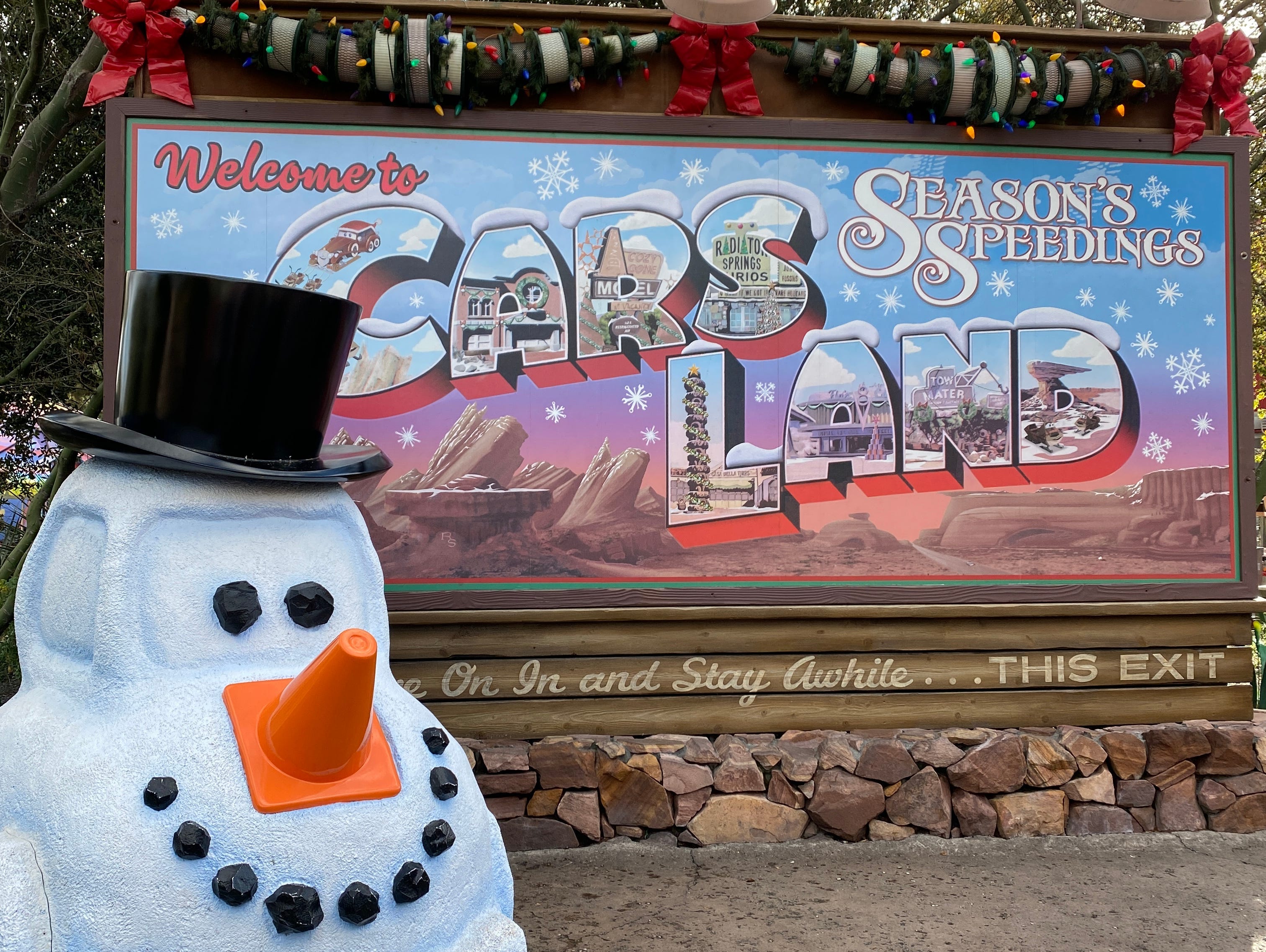 Weihnachtsdekorationen auf dem Carsland-Schild in Disneyland