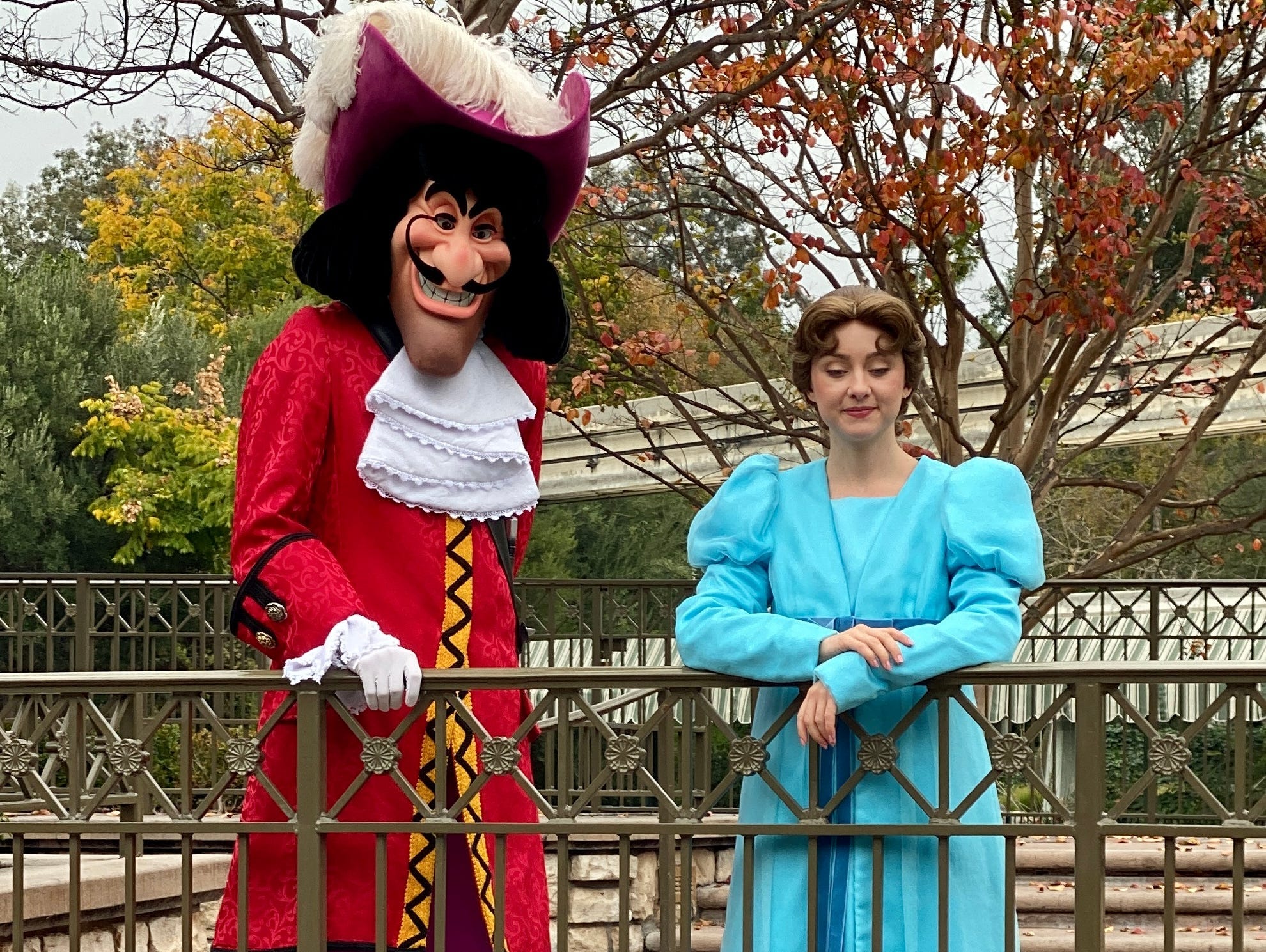 Captain Hook und Wendy posieren für ein Foto in Disneyland