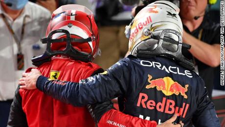 Verstappen und Leclerc umarmen sich nach dem GP von Saudi-Arabien.