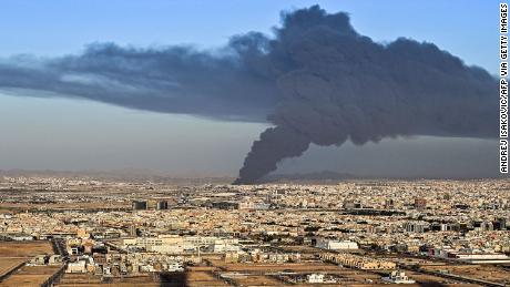 Rauch steigt am 25. März 2022 aus einem Öllager in der saudi-arabischen Küstenstadt Dschidda am Roten Meer auf.