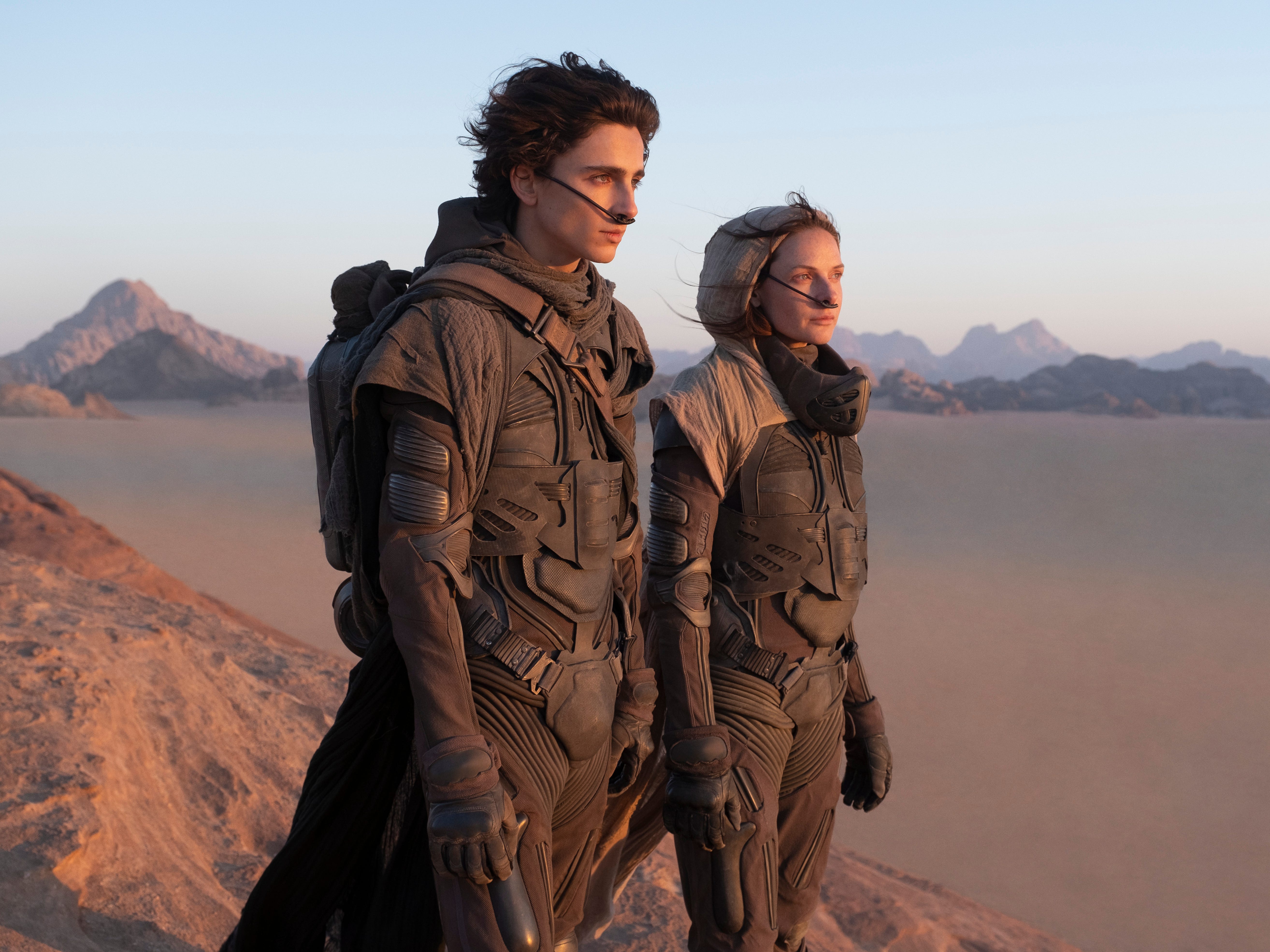 Timothée Chalamet als Paul und Rebecca Ferguson als Jessica in „Dune“.