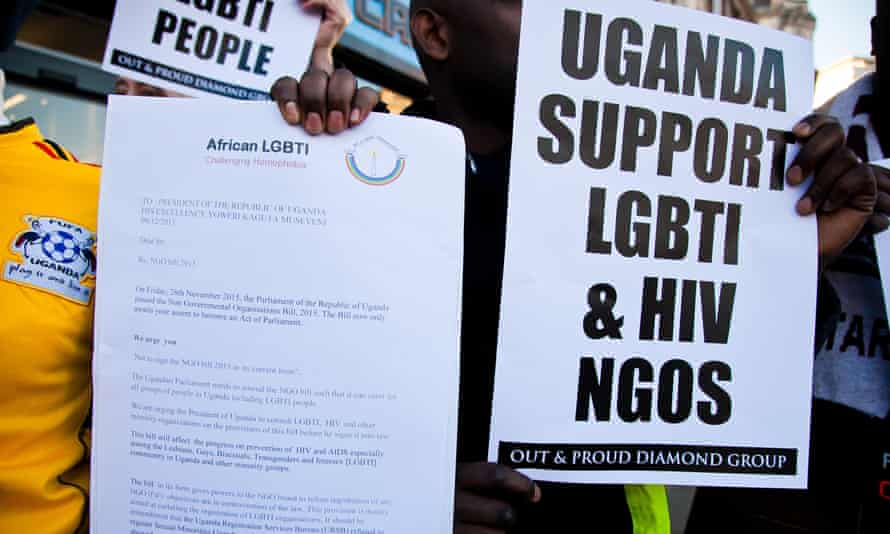 Demonstranten vor der Uganda High Commission in London drängen den Präsidenten, 2015 kein Anti-LGBT-Gesetz zu unterzeichnen.