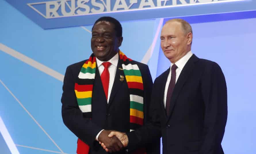 Wladimir Putin und Simbabwes Präsident Emmerson Mnangagwa beim Russland-Afrika-Gipfel 2019.