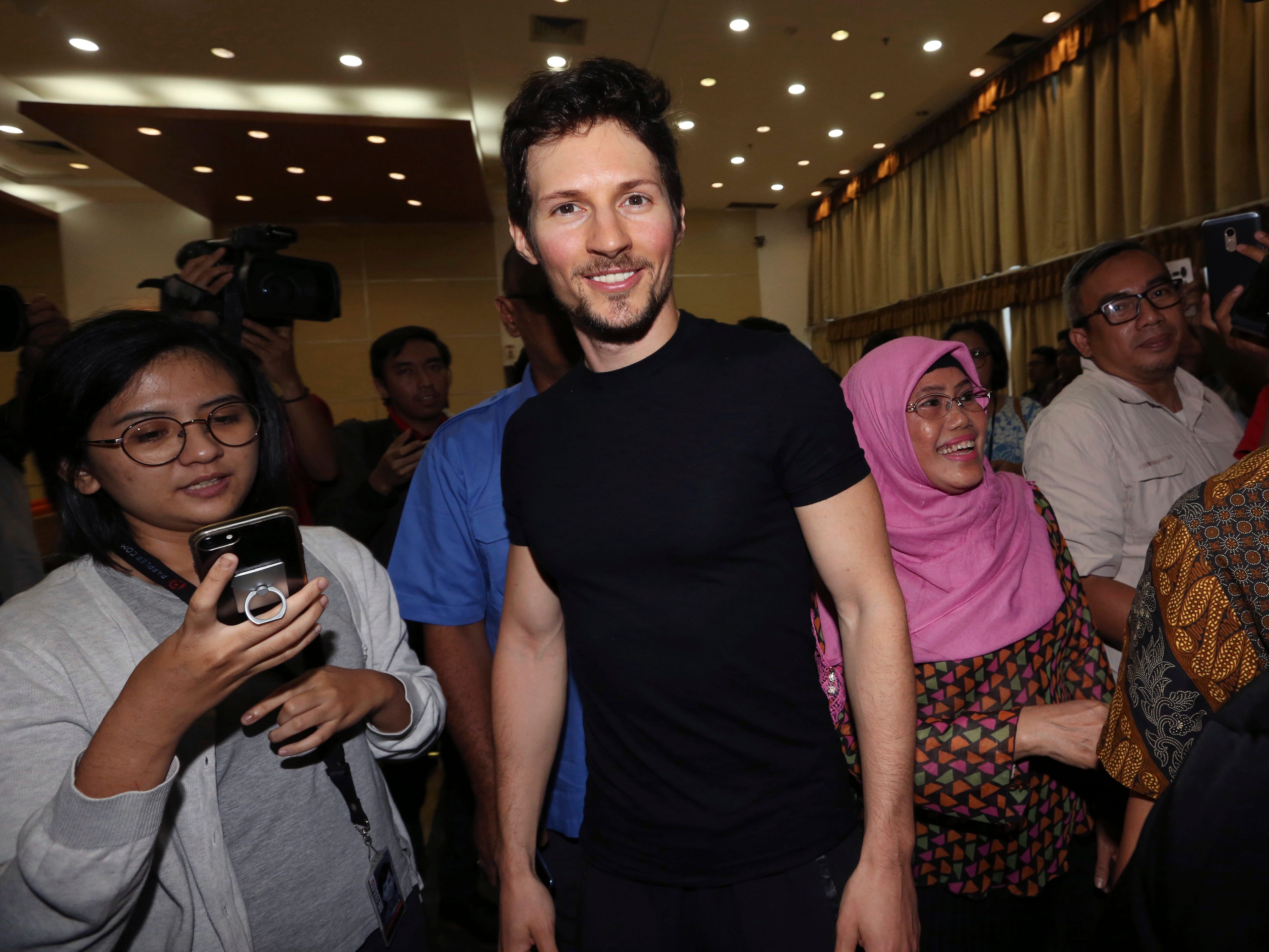 Telegram-Mitbegründer Pavel Durov, Mitte, lächelt nach seinem Treffen mit dem indonesischen Kommunikations- und Informationsminister Rudiantara in Jakarta, Indonesien im Jahr 2017.