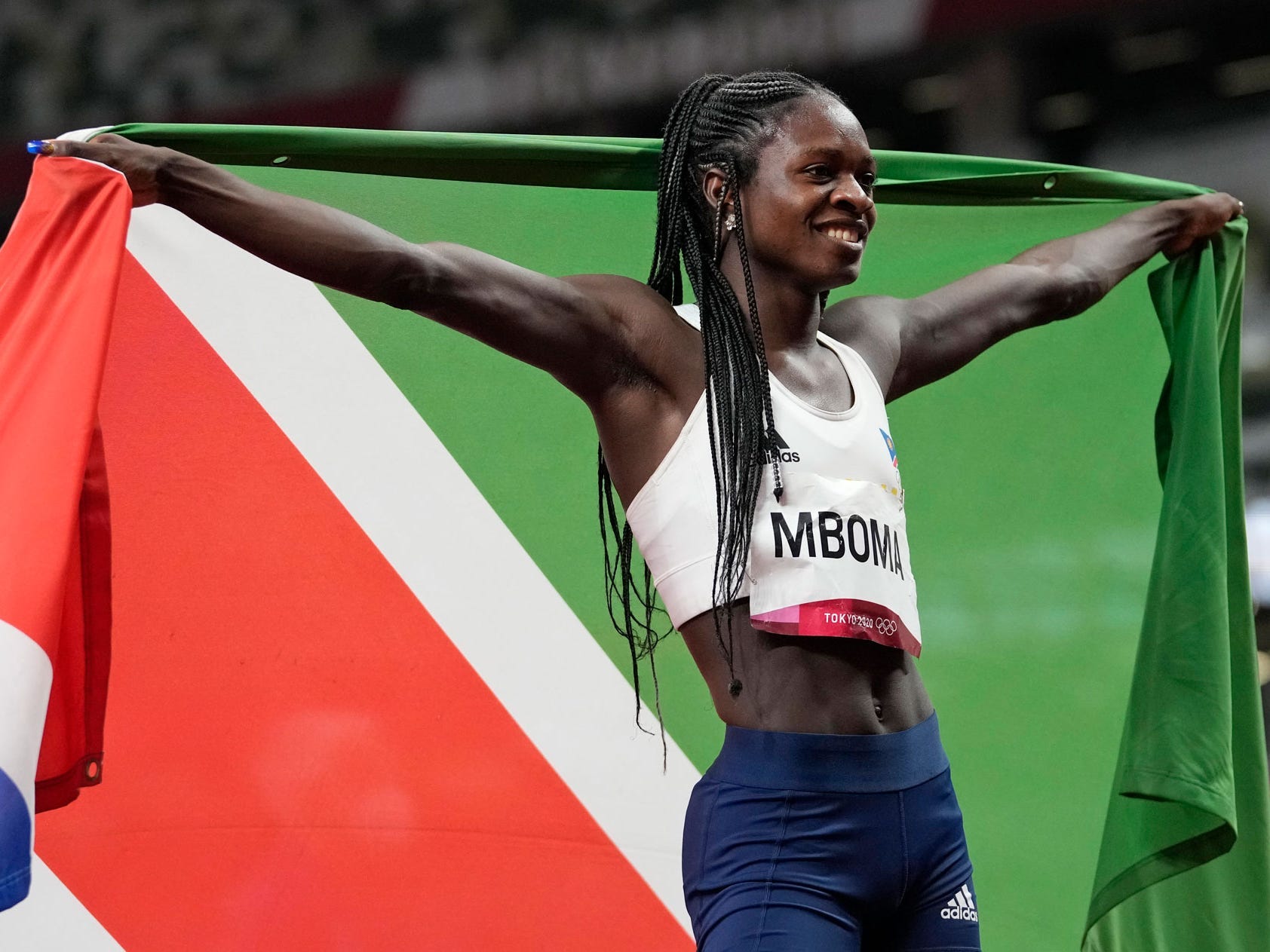 Namibias Christine Mboma feiert die Silbermedaille in Tokio 2020.