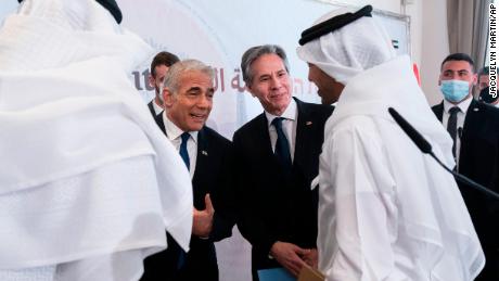 Israels Außenminister Yair Lapid (Mitte links) und US-Außenminister Antony Blinken (Mitte rechts) sprechen mit Bahrains Außenminister Abdullatif bin Rashid al-Zayani (rechts) und dem Außenminister der Vereinigten Arabischen Emirate, Sheikh Abdullah bin Zayed Al Nahyan am Montag auf dem Negev-Gipfel.