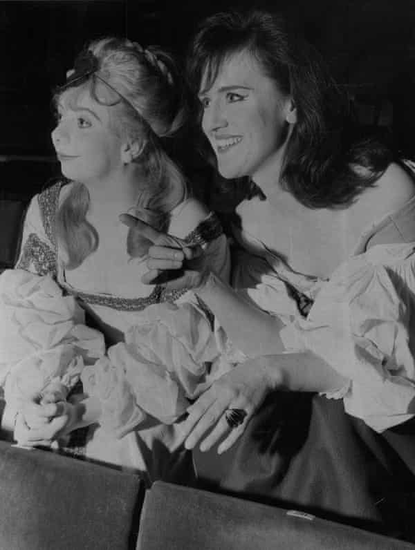 Denise Coffey (links) und Barbara Mitchell auf der Bühne in The Shoemaker's Holiday von Thomas Dekker im Jahr 1965.