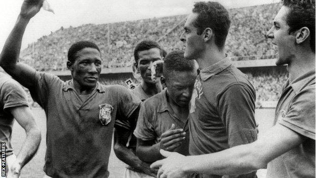 Pele und Brasilien feiern den Gewinn der Weltmeisterschaft 1958