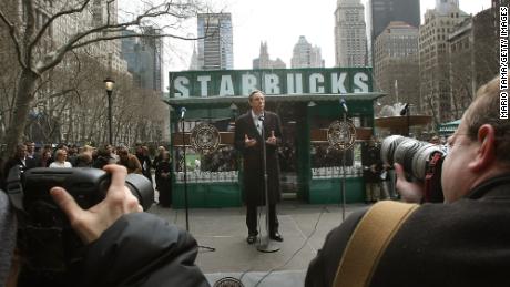 Howard Schultz im Jahr 2008, das erste Mal, dass er als CEO zu Starbucks zurückkehrte. 