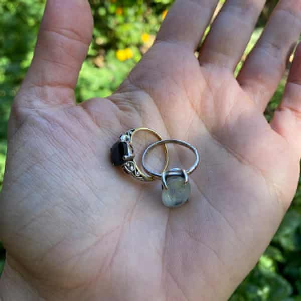 Die Ringe, die Claire Hoopers Großmutter gehörten – jetzt sicher und gesund.