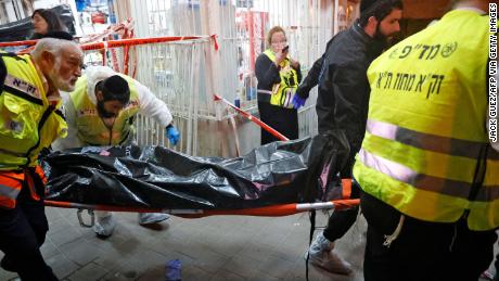 Israelische Rettungsdienste haben am Dienstag die Leiche eines Opfers vom Ort des Angriffs in Bnei Brak entfernt.
