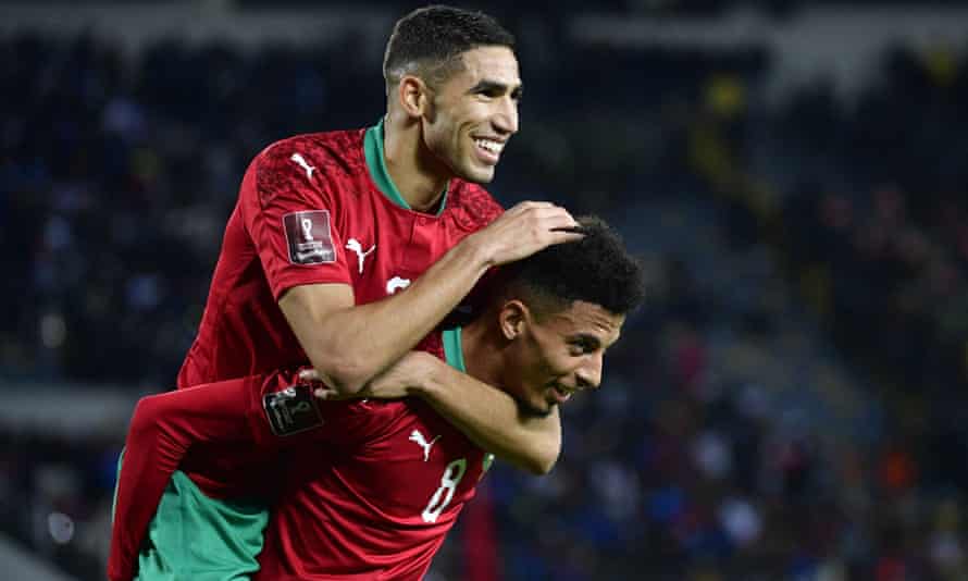 Marokkos Mittelfeldspieler Azzedine Ounahi feiert mit Teamkollege Achraf Hakimi.
