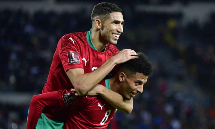 Tarik Tissoudali und Azzedine Ounahi feiern den 4:1-Sieg Marokkos gegen die DR Kongo – sie gewannen insgesamt mit 5:1.