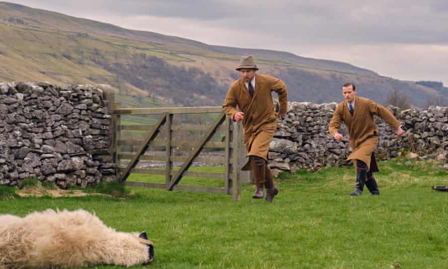 Yorkshires feinste … Siegfried Farnon (Samuel West) und James Herriot (Nicholas Ralph) rennen um die Rettung eines Schafes in der erfolgreichen Neuverfilmung von All Creatures Great and Small.