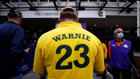 Ein Mann mit einem "Warnie"  Jersey nimmt an der staatlichen Gedenkfeier für den ehemaligen australischen Cricketspieler Warne teil.
