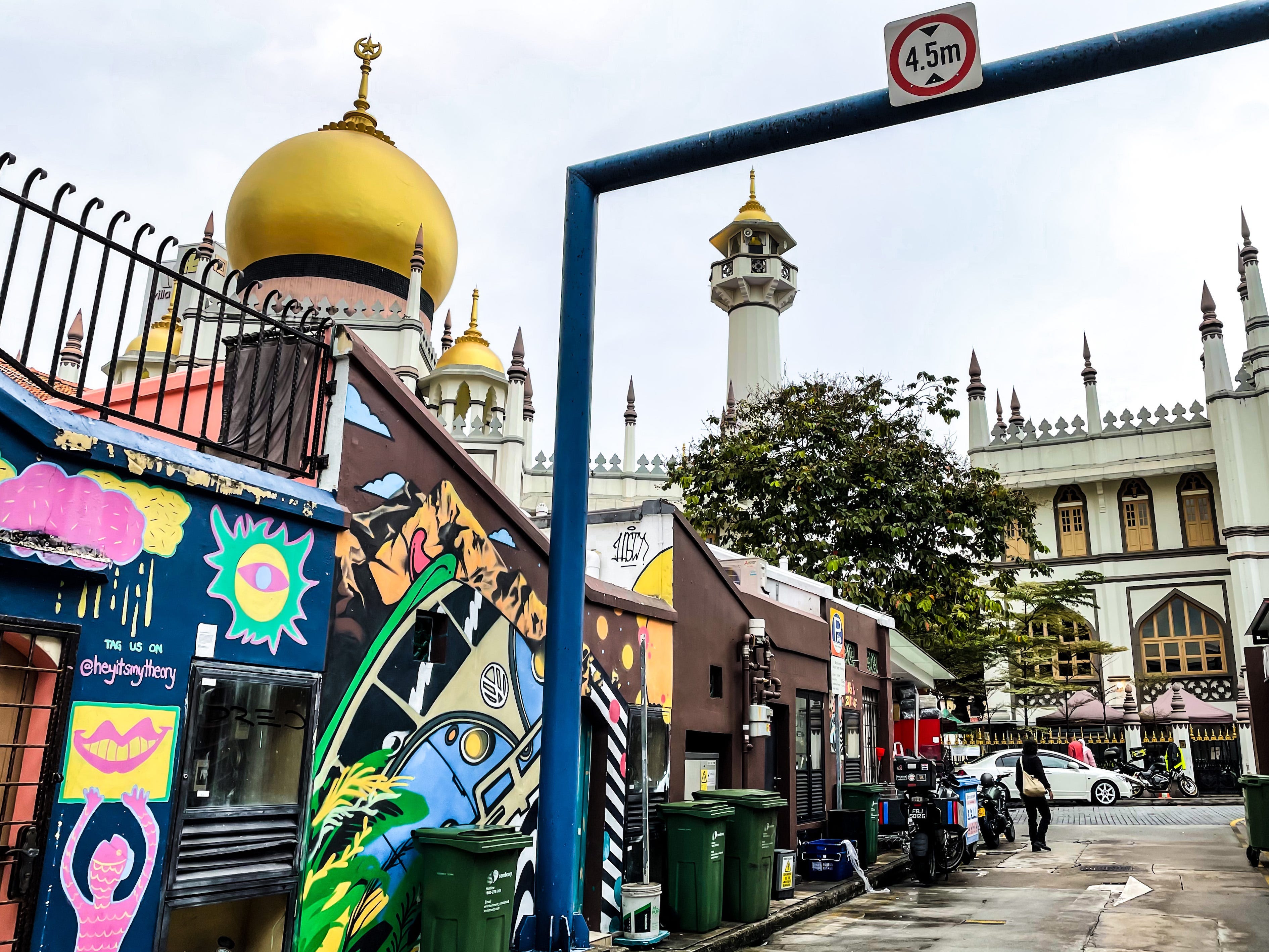 Graffiti und die Sultan-Moschee.