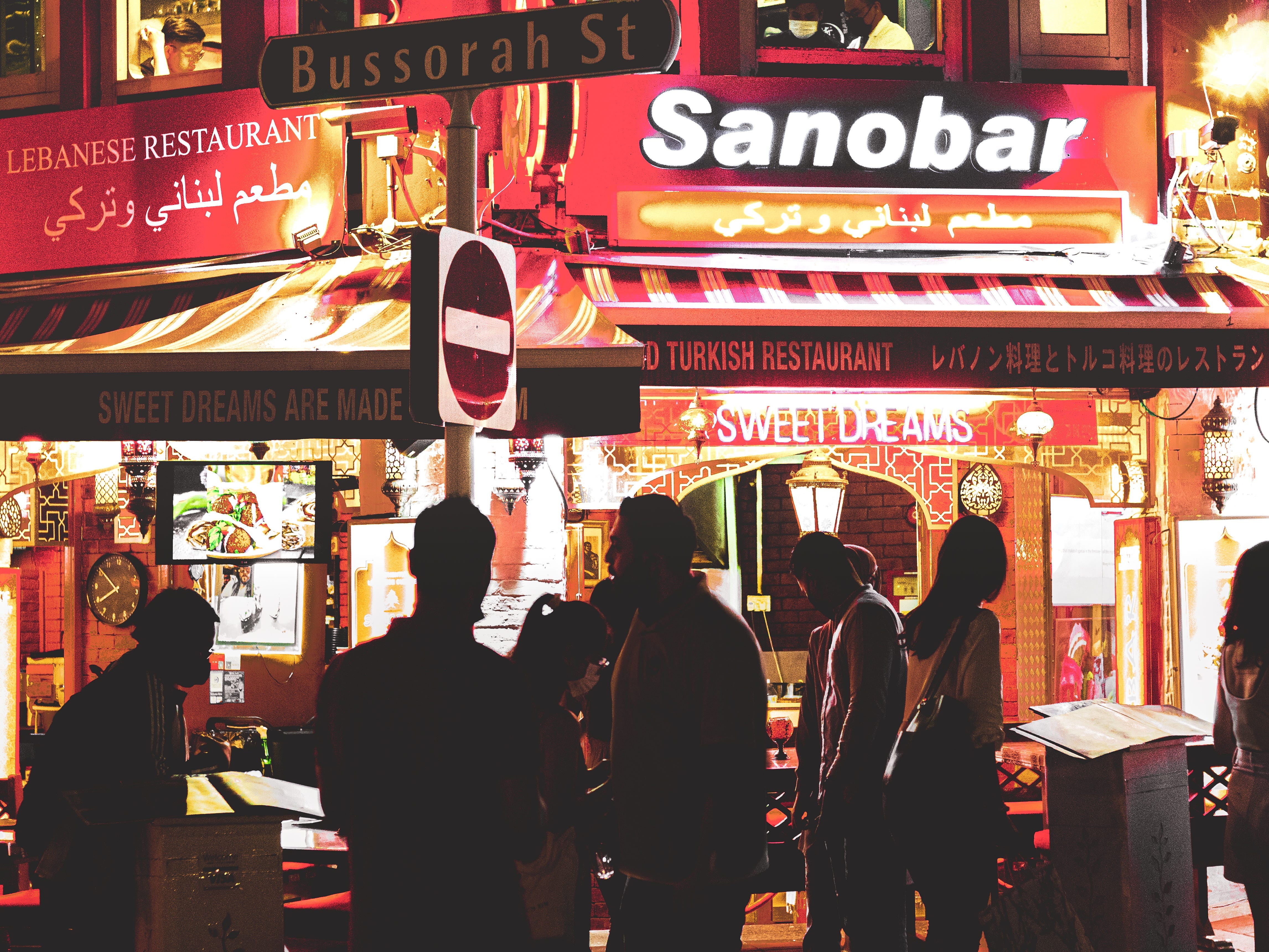 Eine Straße mit arabischen und türkischen Restaurants in Kampong Glam.