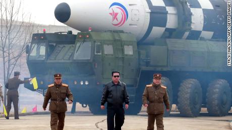 Dieses Bild der offiziellen koreanischen Zentralnachrichten Nordkoreas vom 25. März zeigt angeblich den Anführer Kim Jong Un, der in der Nähe einer Interkontinentalrakete neuen Typs spazieren geht, von der staatliche Medien berichteten.  Experten bezweifeln die Behauptungen.