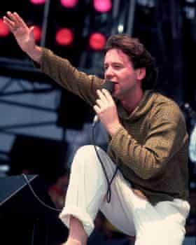 Jim Kerr auf der Bühne bei Live Aid
