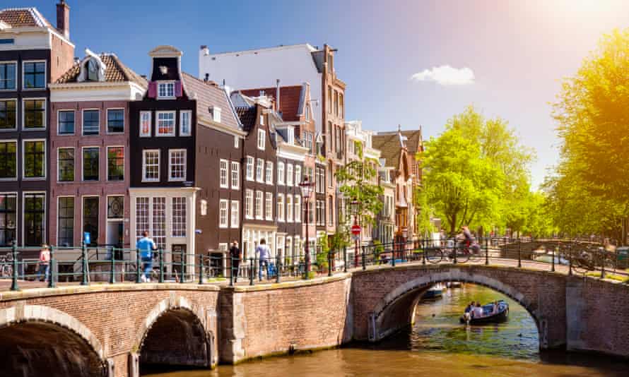 Mit einem Boot oder Tretboot unter Amsterdams Brücken hindurchzufahren kann anstrengend sein, berichtet unser Tippgeber.