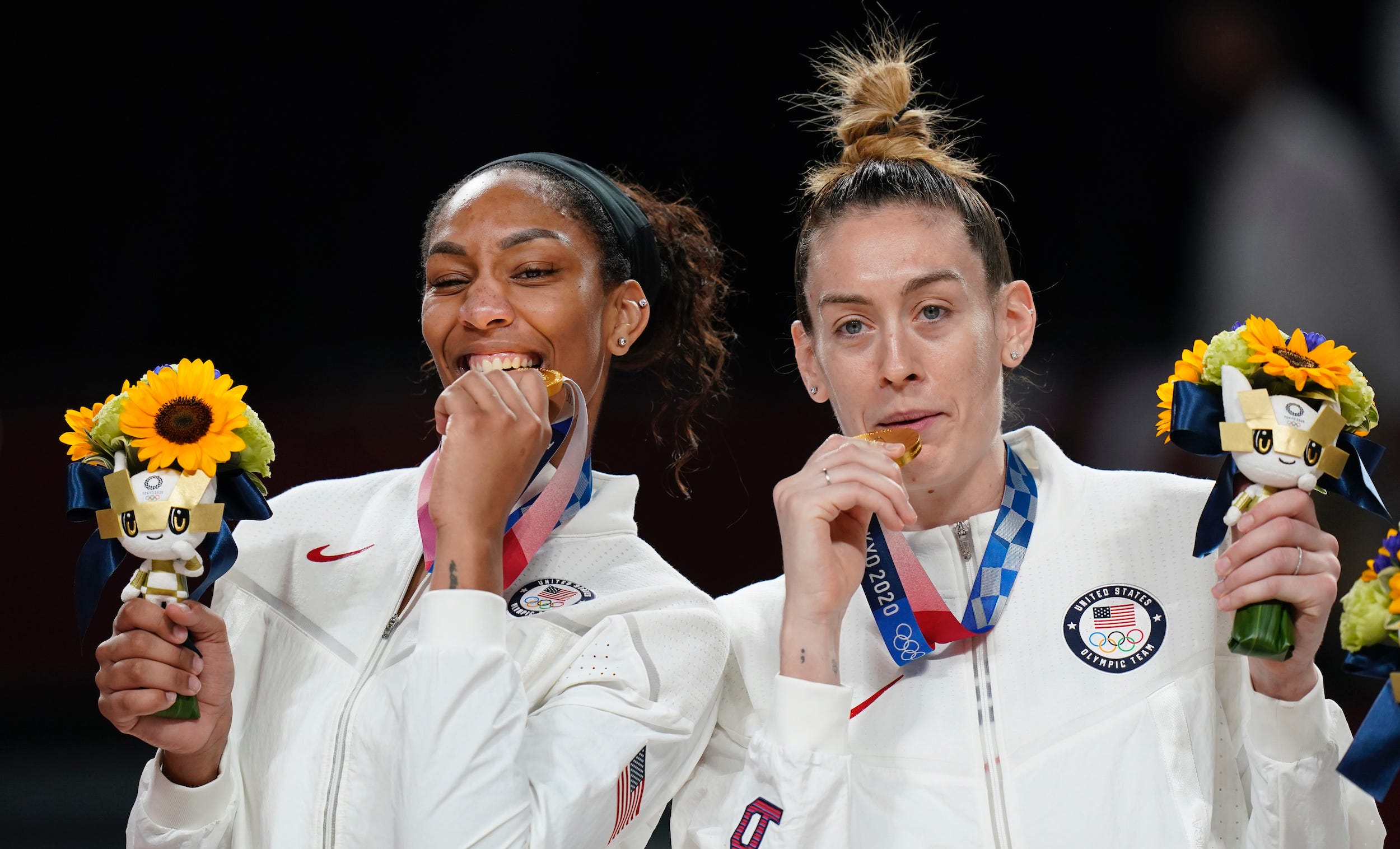 Wilson (links) und Stewart posieren mit ihren Goldmedaillen von den Olympischen Spielen in Tokio.