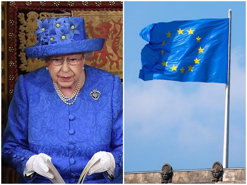 Königin Elizabeth trägt einen blauen Hut mit gelben Sternen, ähnlich der Flagge der Europäischen Union.