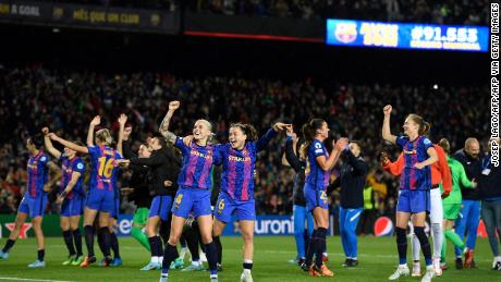 Barcelonas Spielerinnen feiern am Ende des Viertelfinals der UEFA Champions League der Frauen.