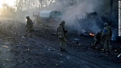 Putin befiehlt russischen Abschreckungskräften, in höchste Alarmbereitschaft zu versetzen, während Truppen um die Kontrolle ukrainischer Städte kämpfen