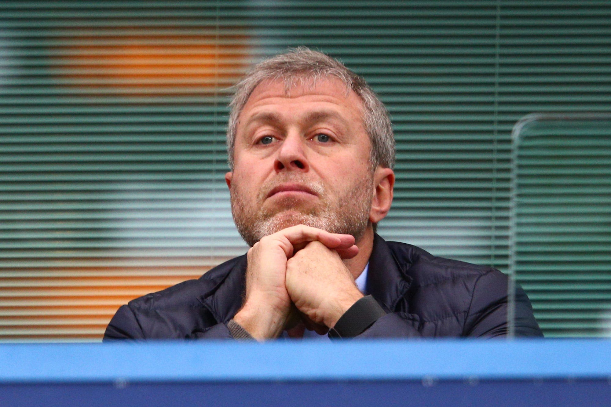 Chelsea-Besitzer Roman Abramovich ist während des Barclays Premier League-Spiels zwischen Chelsea und Sunderland an der Stamford Bridge auf dem Stand zu sehen