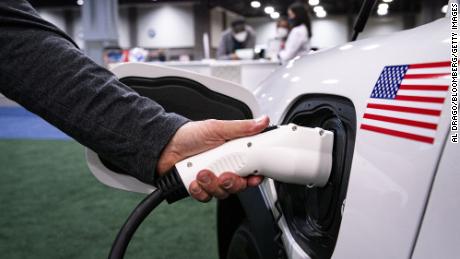Als die Benzinpreise in die Höhe schossen, brach das Suchinteresse von Google nach Elektrofahrzeugen einen Rekord