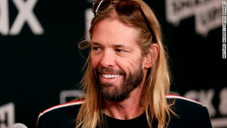 Foo Fighters-Schlagzeuger Taylor Hawkins ist gestorben, teilt die Band mit