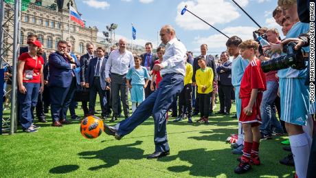 Wladimir Putin kickt einen Fußball während einer Veranstaltung auf dem Roten Platz am 28. Juni 2018 in Moskau.