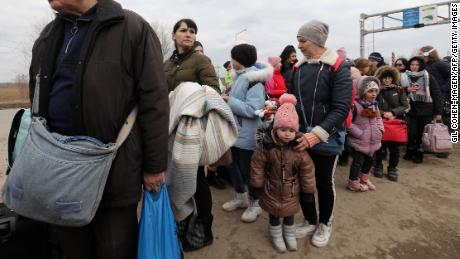 Menschen, die vor dem Konflikt in der Ukraine fliehen, überqueren am 14. März 2022 den Grenzübergang Moldau-Ukraine in der Nähe der Stadt Palanca, nachdem Russland '  militärischer Einmarsch in die Ukraine. 