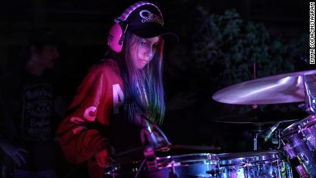 Emma Sofia spielt seit etwa zwei Jahren Schlagzeug.