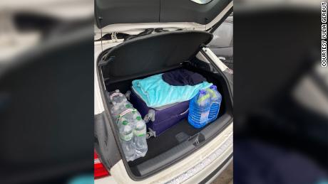 Yulia Gerbut packte einen Koffer mit Kleidung für sich und ihre Söhne und stellte ihn in den Kofferraum ihres Autos.  Sie packte auch Essen, Wasser und Snacks für unterwegs ein.